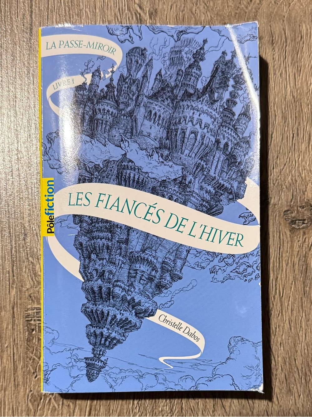 Les Fiancés de l'Hiver Paperback - Livre 1